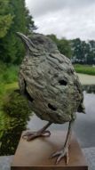 Mereltje is een bronzen beeld van een jonge merel | bronzen beelden en tuinbeelden, figurative bronze sculptures van Jeanette Jansen |