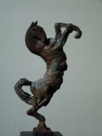 Proud-trots is een steigerend paard van brons | bronzen beelden en tuinbeelden, figurative bronze sculptures van Jeanette Jansen |