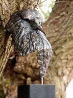 Charmeur-de verleider is een bronzen beeld van een kemphaan | bronzen beelden en tuinbeelden, figurative bronze sculptures van Jeanette Jansen |