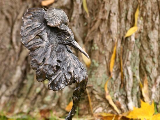 Charmeur-de verleider is een bronzen beeld van een kemphaan | bronzen beelden en tuinbeelden, figurative bronze sculptures van Jeanette Jansen |