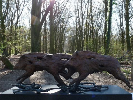 Presto-gejaagd zijn drie bronzen wilde zwijnen in volle vaart | bronzen beelden en tuinbeelden, figurative bronze sculptures van Jeanette Jansen |