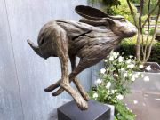 Progress-voortgang is een bronzen haas | bronzen beelden en tuinbeelden, figurative bronze sculptures van Jeanette Jansen |