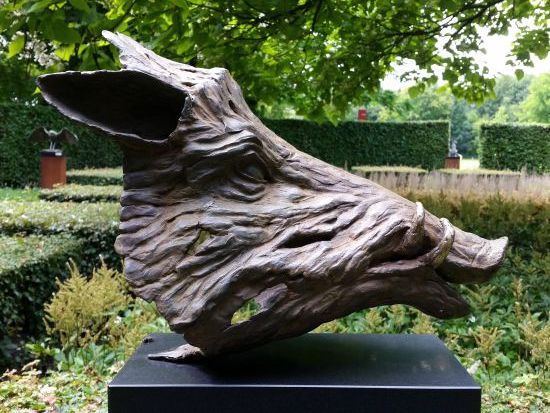 De adjudant is een bronzen portret van een wild everzwijn | bronzen beelden en tuinbeelden, figurative bronze sculptures van Jeanette Jansen |