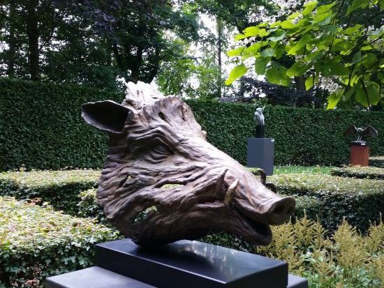 De adjudant is een bronzen portret van een wild everzwijn | bronzen beelden en tuinbeelden, figurative bronze sculptures van Jeanette Jansen |